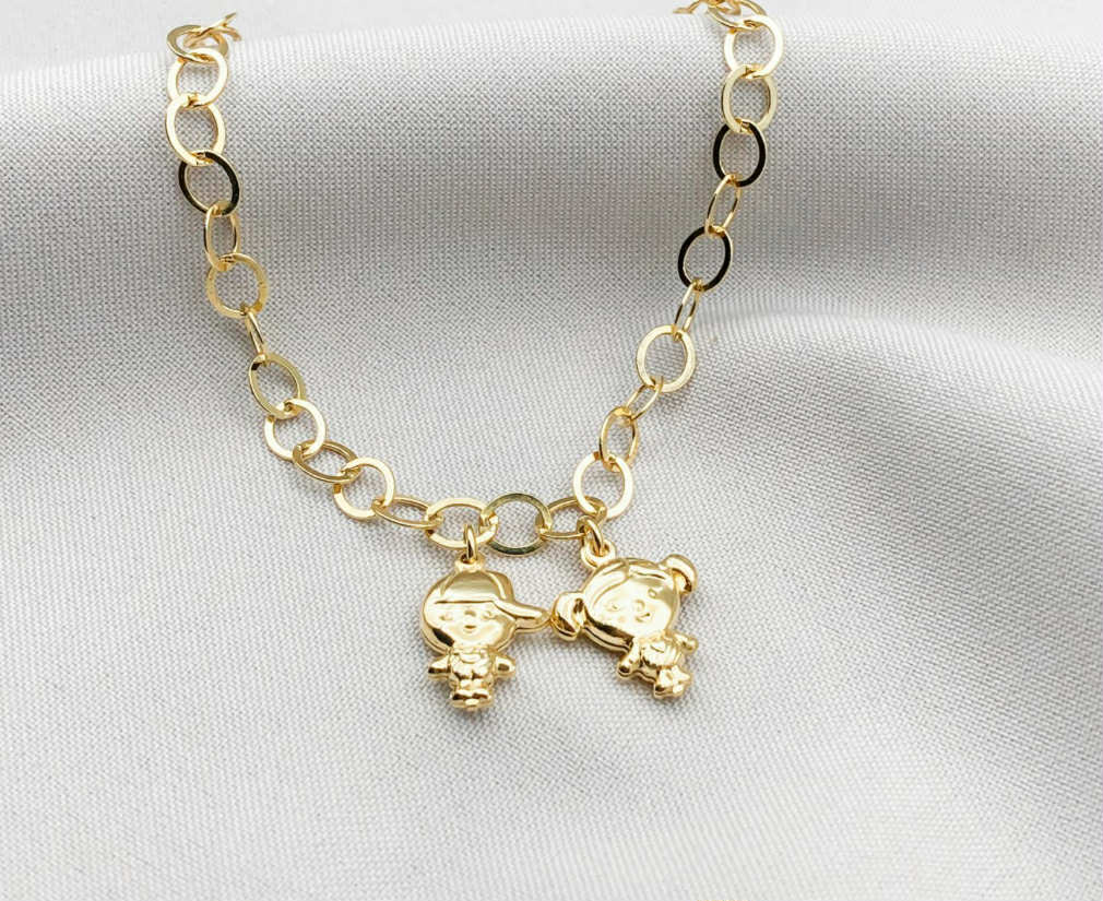 Bracelet with boy and girl pendant in 18k