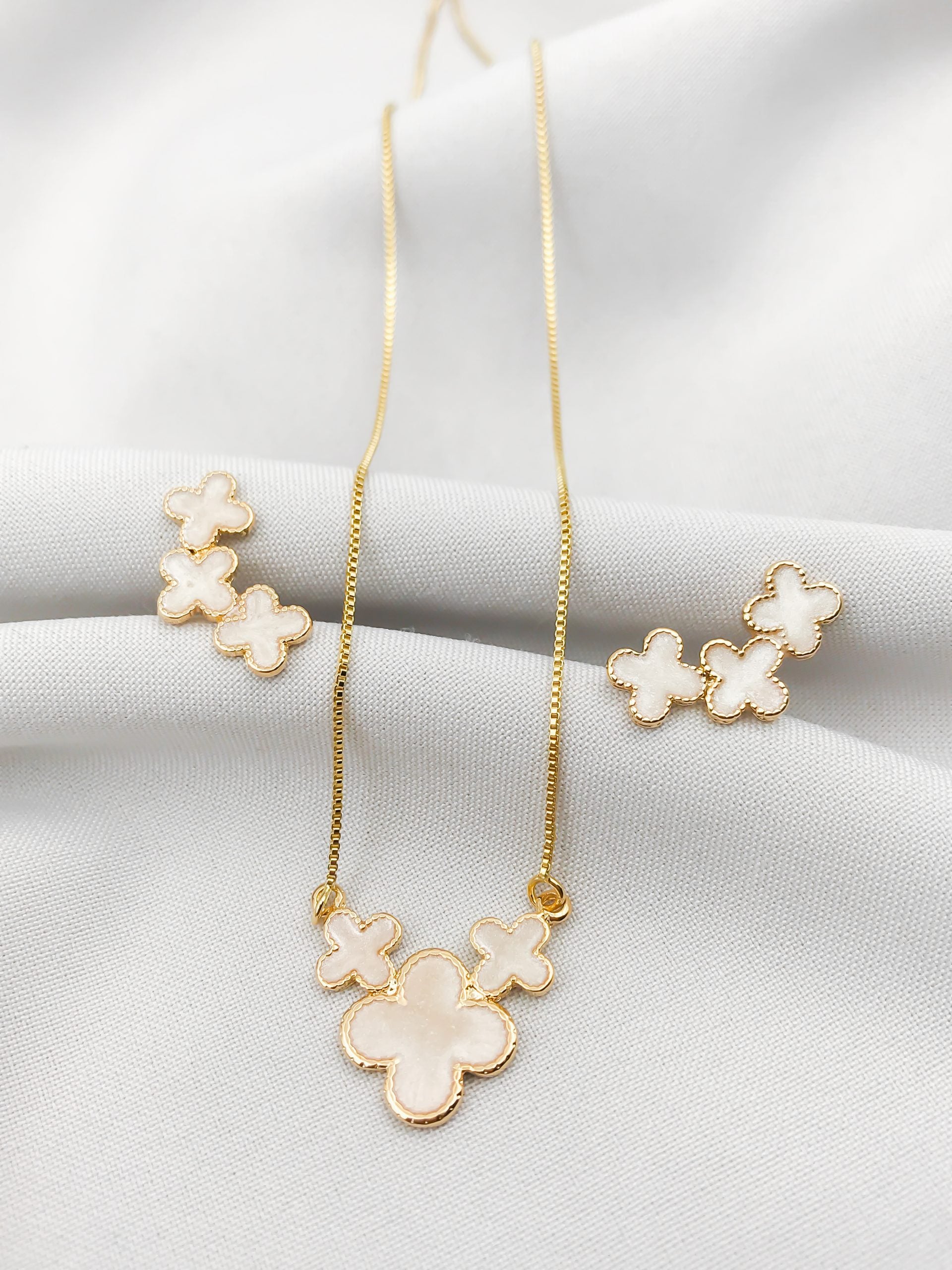 18K gold-plated   necklace set features the symbolic Four-Leaf Clover design
